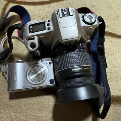 「富士フィルムのカメラ」と「キャノンのカメラ」をお買取りさせていただきました。